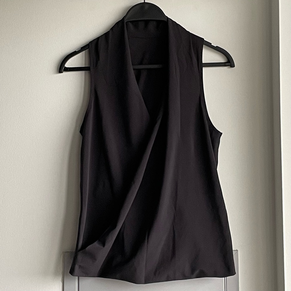 LULULEMON Elegant Black Sleeveless Top